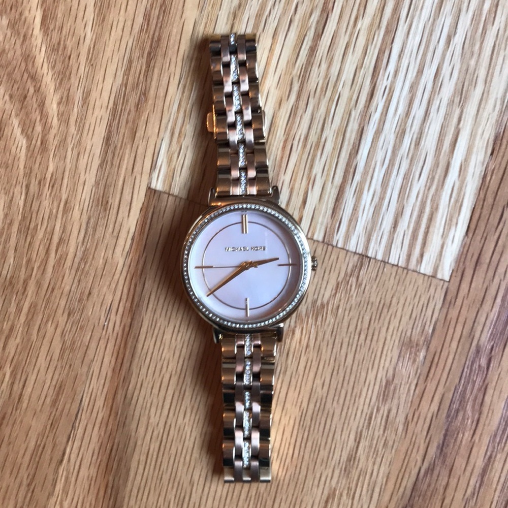 Gorgeous Michael Kors Watch - Picture 3 of 7